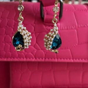 Women's Fashion Earrings With Peals